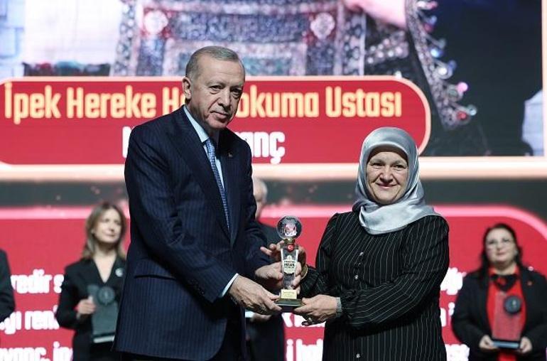 Erdoğan: K-popu çok iyi bilen ama sanat yıldızlarımıza aşina olmayan gençlerimizi gördükçe endişeleniyoruz