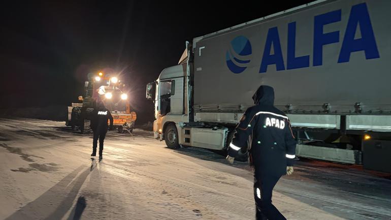 Ardahanda kar, tipi ve buzlanma; 4 TIR yolda kaldı