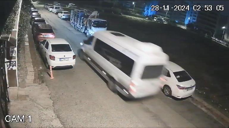 Bursada, otomobil ile çarpışan işçi servis minibüsü devrildi: 8 yaralı