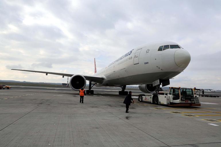 THYnin Sidney uçuşları başladı, başkonsolos uçağın arkasından su döktü