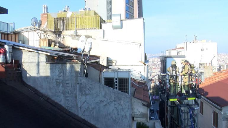 Beyoğlunda 5 katlı otelde çıkan yangın söndürüldü