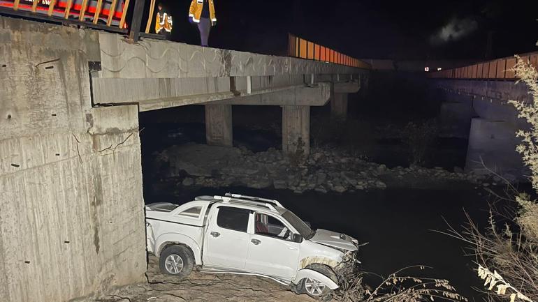 Hakkaride 15 metre yükseklikteki köprüden Zap Suyuna uçan kamyonette 4 kişi yaralandı