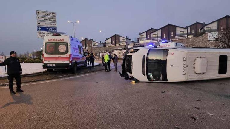 Buzlanan yolda işçi servis minibüsü devrildi; 7 yaralı