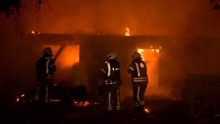 Ataşehirde gecekondu alev alev yandı; kiracı gözyaşlarını tutamadı