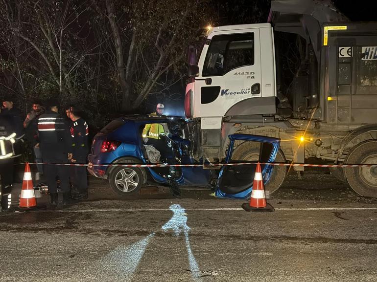 Bartında kamyonla çarpışan otomobildeki 5 kişi öldü