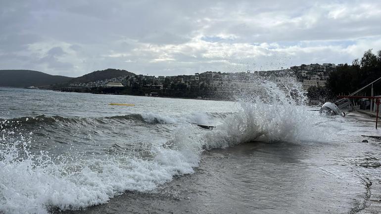 Bodrum’da fırtına nedeniyle yelkenli tekne karaya oturdu, feribot seferleri iptal edildi