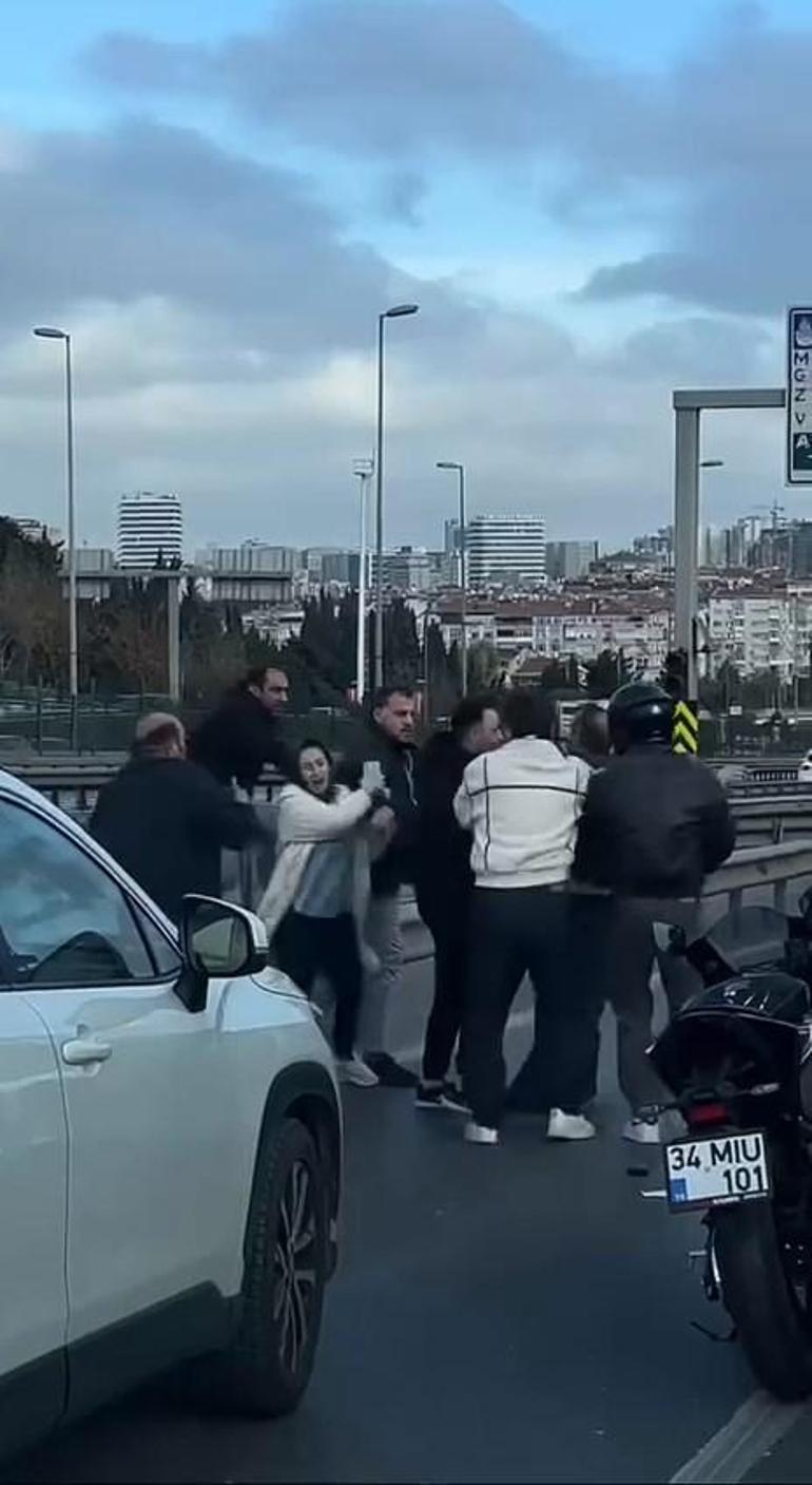 Bakırköyde sürücülerin tekmeli yumruklu yol kavgası