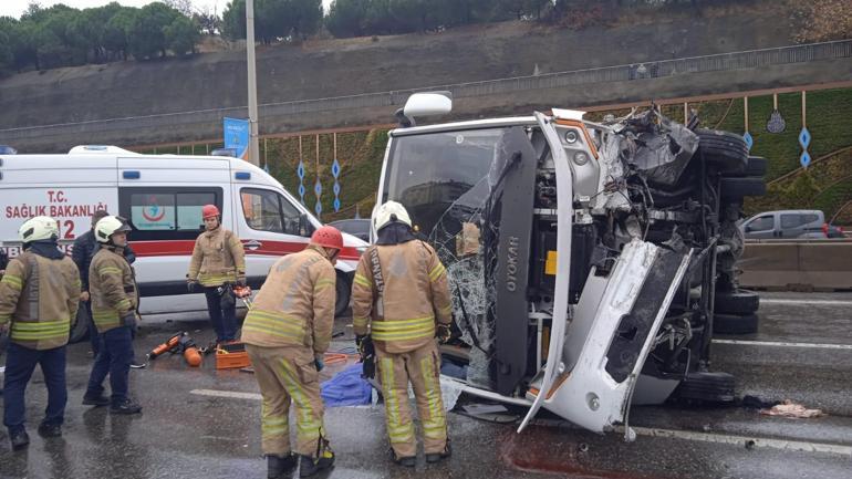 Maltepede servis minibüsü devrildi: 1 ölü, 7 yaralı