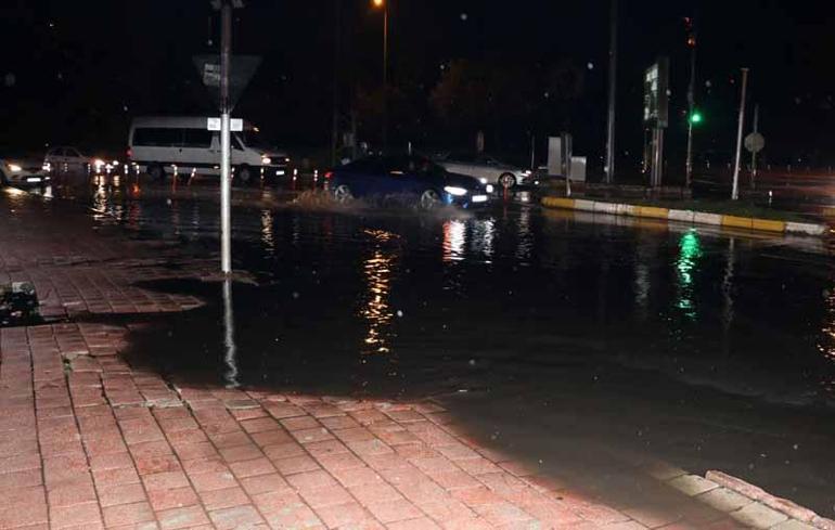 Antalyada sağanak; yollar su altında kaldı