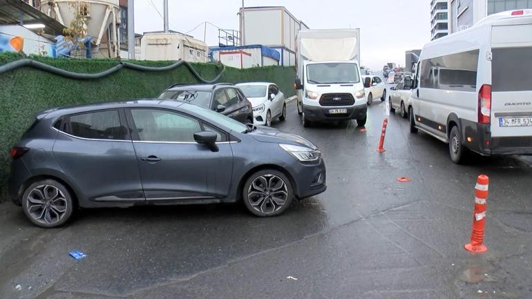 Küçükçekmecede hatalı park eden araç trafiği kilitledi