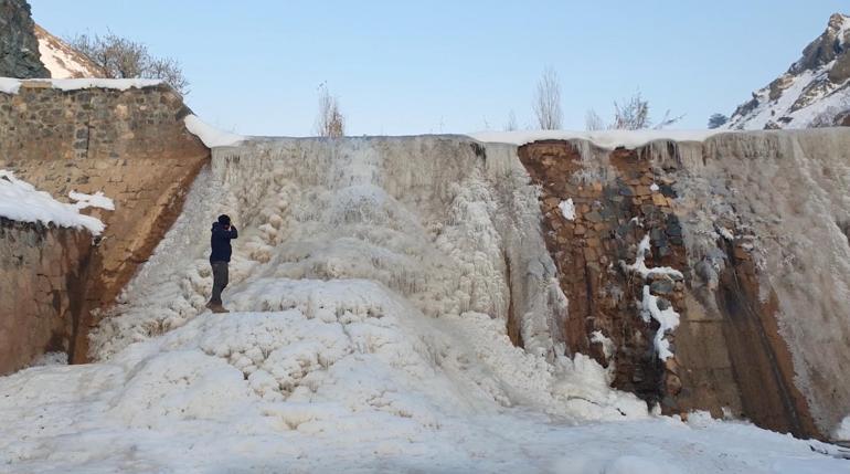 Erzincanda buz tutan dere, Pamukkale travertenlerine benzedi