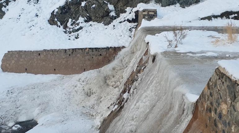 Erzincanda buz tutan dere, Pamukkale travertenlerine benzedi