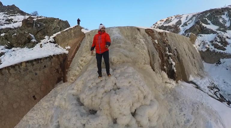 Erzincanda buz tutan dere, Pamukkale travertenlerine benzedi