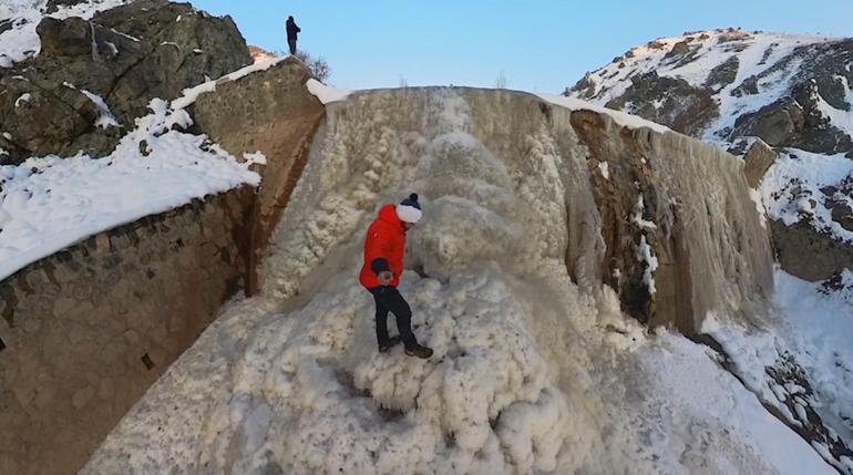 Erzincanda buz tutan dere, Pamukkale travertenlerine benzedi