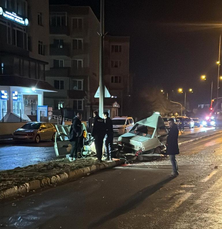 Edirnede aydınlatma direğine çarpıp ikiye bölünen otomobildeki 2 kişi ağır yaralandı