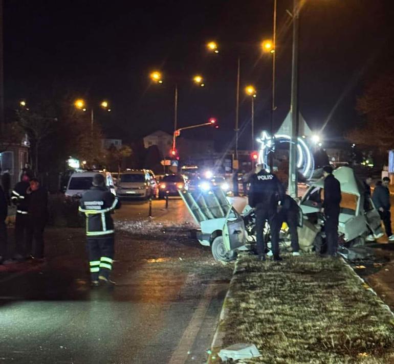 Edirnede aydınlatma direğine çarpıp ikiye bölünen otomobildeki 2 kişi ağır yaralandı