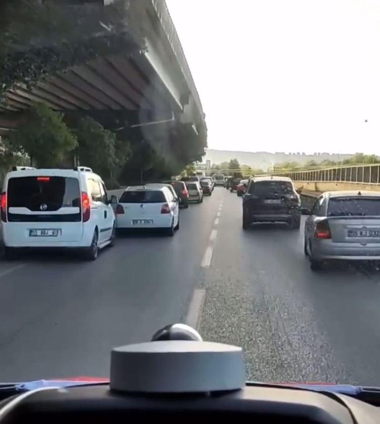 Sürücülerin fermuar yöntemiyle ambulansa yol verme anı kamerada