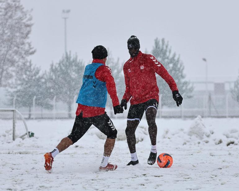 Sivasspor antrenmanına kar engeli