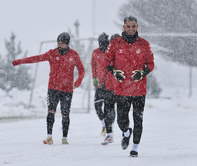 Sivasspor antrenmanına kar engeli