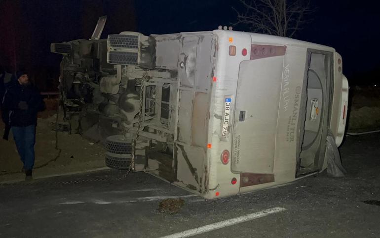 Öğrenci servis midibüsü ile otomobil çarpıştı: 29 yaralı