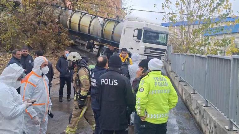 Pendikte tanker bariyerlere çarptı; yola kimyasal madde döküldü