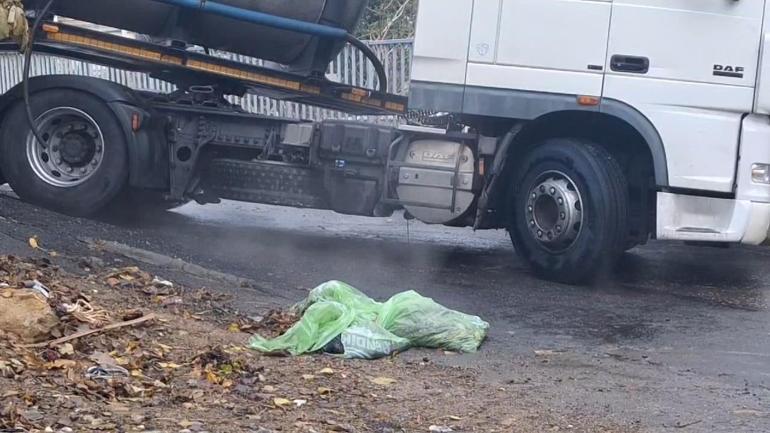 Pendikte tanker bariyerlere çarptı; yola kimyasal madde döküldü