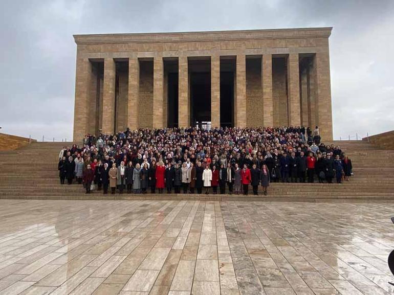 Bakan Göktaş, Türk kadınının seçme ve seçilme hakkı kazanmasının yıl dönümünde Anıtkabiri ziyaret etti