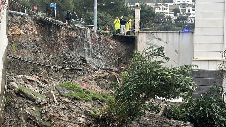 Bodrumda istinat duvarı çöktü, park halindeki otomobil ile 1 ev zarar gördü