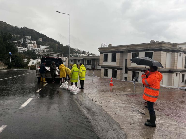 Bodrumda istinat duvarı çöktü, park halindeki otomobil ile 1 ev zarar gördü