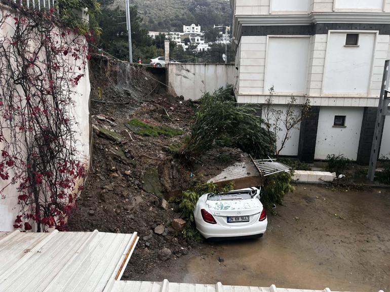 Bodrumda istinat duvarı çöktü, park halindeki otomobil ile 1 ev zarar gördü