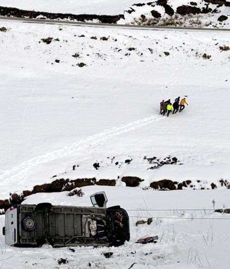 Minibüs, karla kaplı şarampole devrildi; sıkışan şoför kurtarıldı