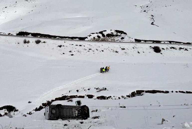 Minibüs, karla kaplı şarampole devrildi; sıkışan şoför kurtarıldı