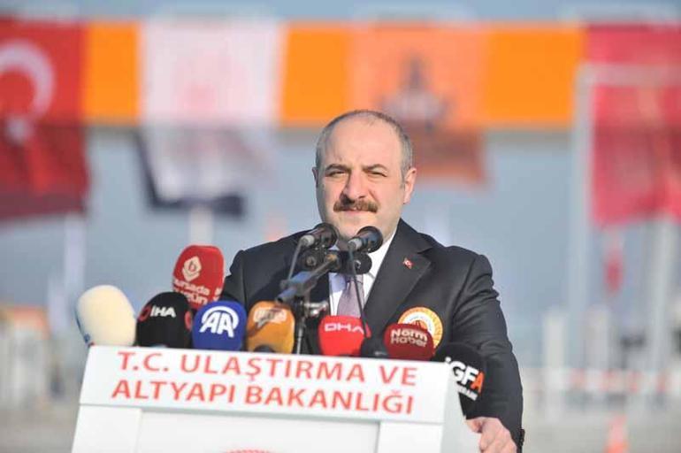 Bakan Uraloğlu, açılışını gerçekleştirdiği kavşaktan Togg ile ilk geçişi yaptı