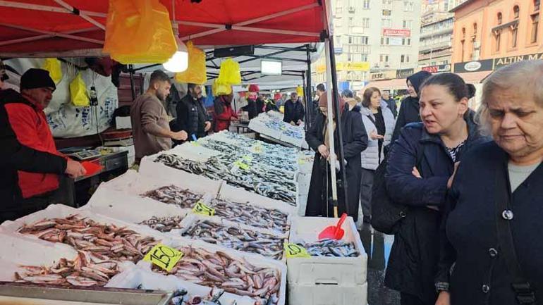 Zonguldakta, hamsi 75 liraya tezgahlarda yerini aldı