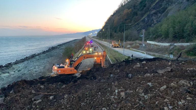 Artvinde heyelan; Karadeniz Sahil Yolu tek şeritli ulaşıma açıldı