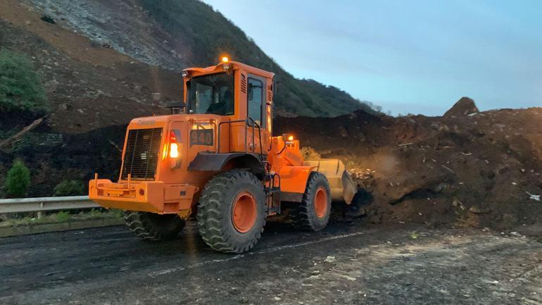 Artvinde heyelan; Karadeniz Sahil Yolu tek şeritli ulaşıma açıldı