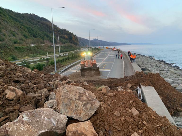 Artvinde heyelan; Karadeniz Sahil Yolu ulaşıma kapandı