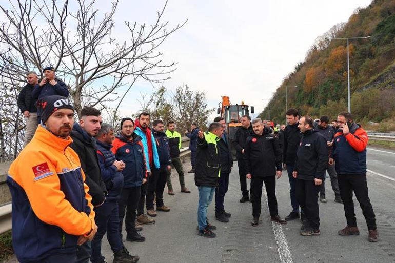 Artvinde heyelan; Karadeniz Sahil Yolu tek şeritli ulaşıma açıldı