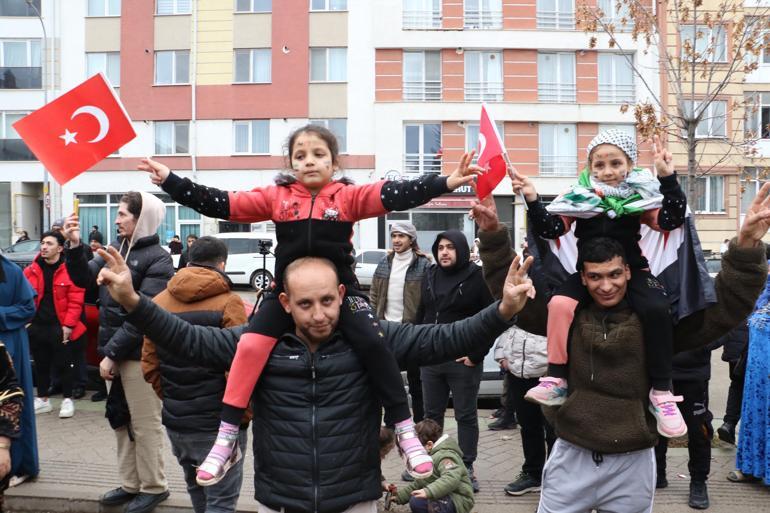 Eskişehir’de Suriyeliler, Esadın gidişini kutladı