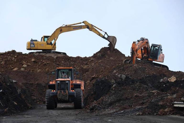 Karadeniz Sahil Yolundaki heyelanda otomobille toprak altında kalan 4 kişinin cansız bedenine ulaşıldı