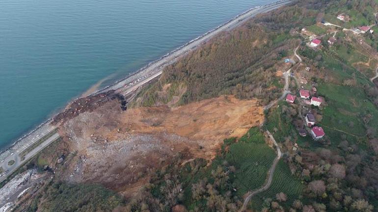 Karadeniz Sahil Yolundaki heyelanda otomobille toprak altında kalan 4 kişinin cansız bedenine ulaşıldı