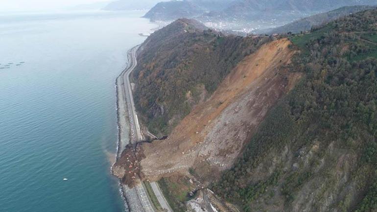 Karadeniz Sahil Yolundaki heyelanda otomobille toprak altında kalan 4 kişinin cansız bedenine ulaşıldı