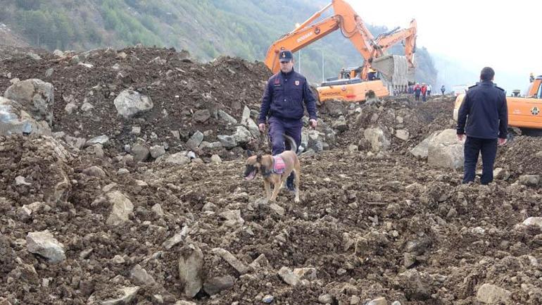 Karadeniz Sahil Yolundaki heyelanda otomobille toprak altında kalan 4 kişinin cansız bedenine ulaşıldı