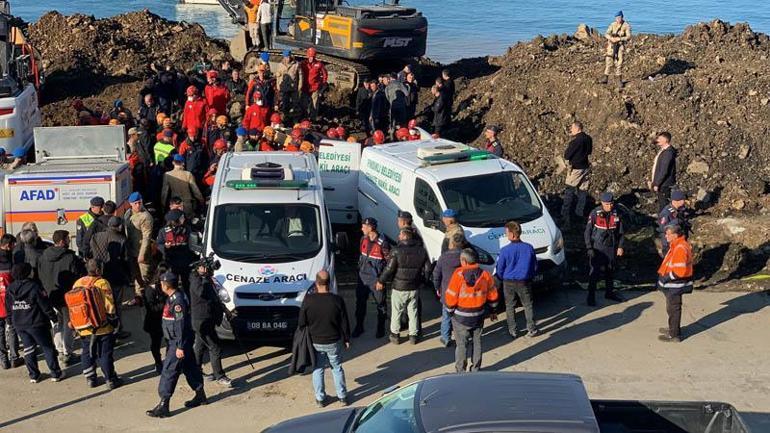 Karadeniz Sahil Yolundaki heyelanda otomobille toprak altında kalan 4 kişinin cansız bedenine ulaşıldı