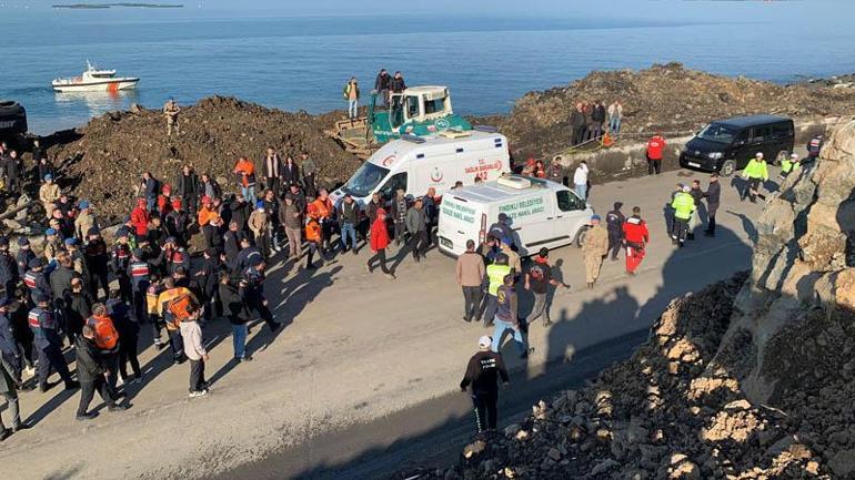 Karadeniz Sahil Yolundaki heyelanda otomobille toprak altında kalan 4 kişinin cansız bedenine ulaşıldı