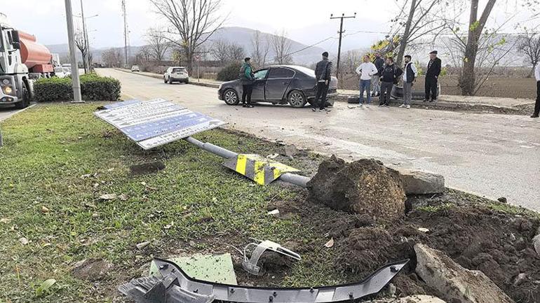 Hafif ticari araçla otomobil çarpıştı; 1i çocuk 2 kişi yaralandı