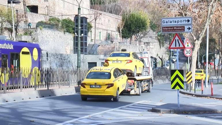 Beyoğlunda yolcu gibi taksiye binen sivil polisler kural ihlali yapan şoförlere ceza yazdı