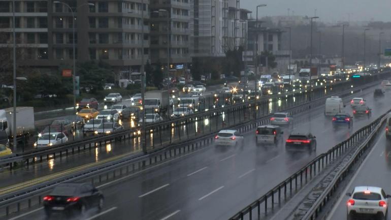 İstanbulda yağmur trafiği etkiledi, yoğunluk yüzde 85e ulaştı