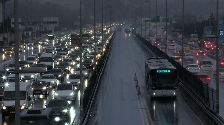 İstanbulda yağmur trafiği etkiledi, yoğunluk yüzde 85e ulaştı