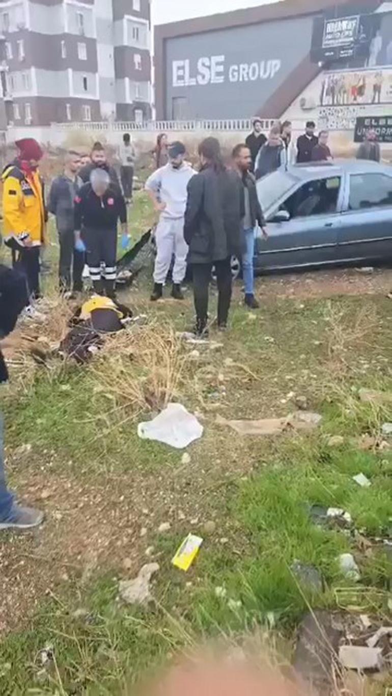 Otomobiliyle kaldırımda yürüyenleri ezdiği anlar kamerada; 1i bebek 3 yaralı